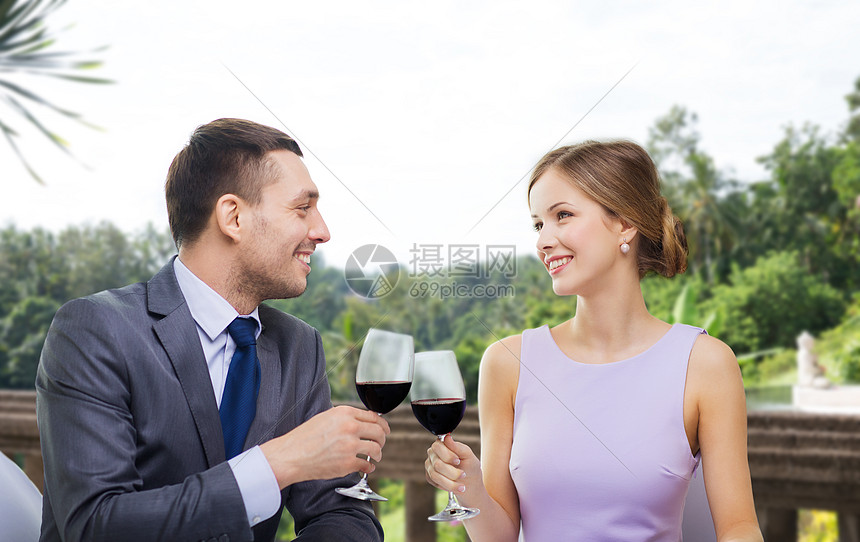 约会 庆祝情人节的微笑的轻夫妇碰杯含酒精的红酒 并餐厅方的夏季背景轻的夫妇餐厅喝了杯酒高清图片下载 正版图片 摄图网