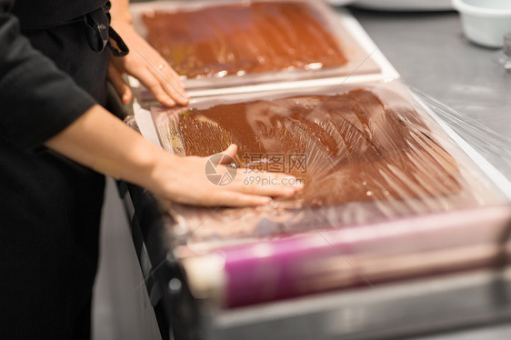生产,烹饪人的糖果覆盖巧克力的食品电影糖果店糖果师糖果店巧克力甜点图片