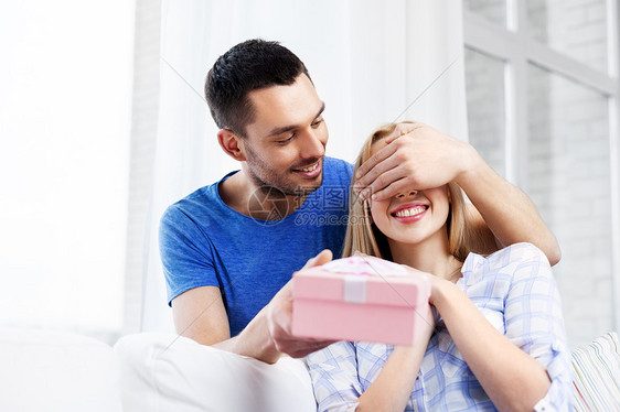 惊喜,情人节人们的幸福的夫妇与礼品盒家里家里礼品盒的幸福夫妇图片