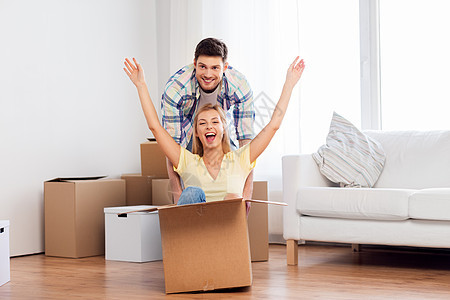家,人,移动房地产的快乐的夫妇玩得开心,骑纸板箱新的家快乐的夫妇新家玩盒子图片