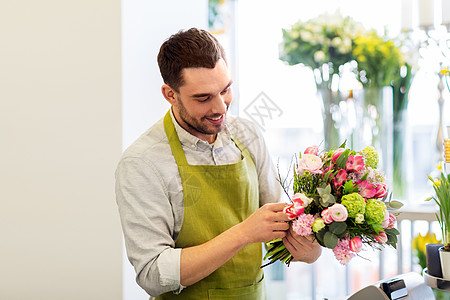 插花摆件花店工作人员在整理花束背景