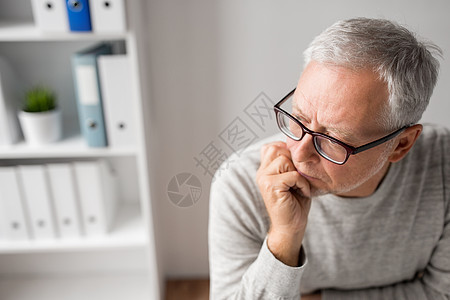 老,问题人的近距离的老人眼镜思维近距离接触戴眼镜的老人思考图片