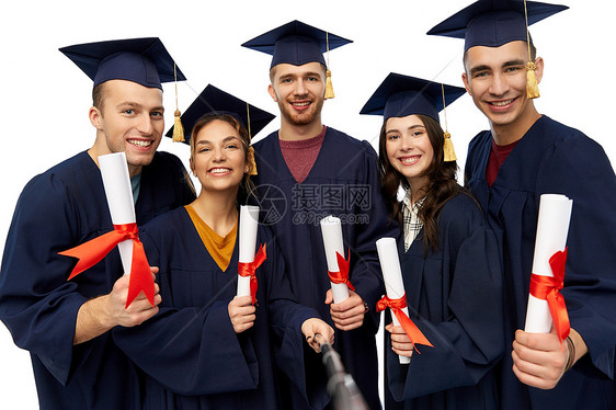教育,毕业人的群快乐的研究生砂浆板学士学位礼服与文凭拍摄的Slfie棒白色背景毕业证书自拍的快乐毕业生图片
