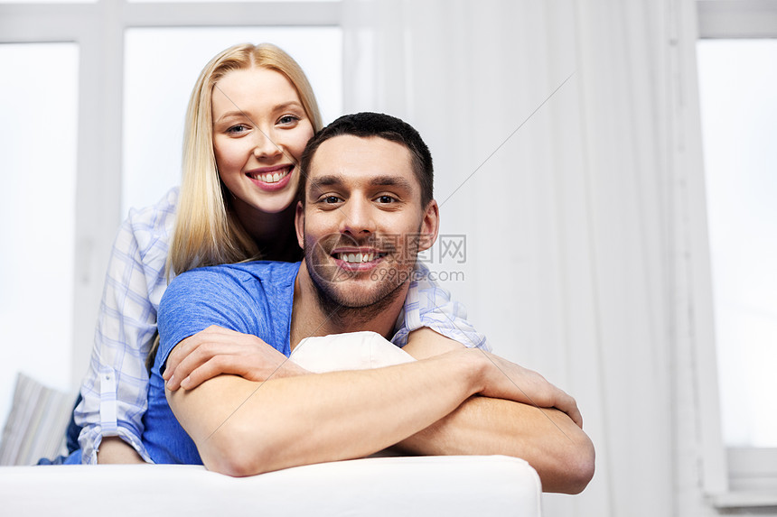 关系人的幸福的夫妇坐沙发上,拥抱家里幸福的夫妇坐沙发上拥抱家里图片
