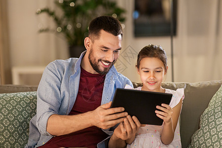家庭,父亲技术快乐的父亲小女儿与平板电脑电脑家里父亲女儿家用平板电脑图片