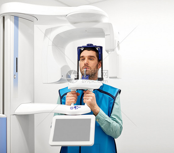 医学,牙科医疗男患者全景X射线扫描程序牙科诊所牙科诊所进行X线扫描的病人图片