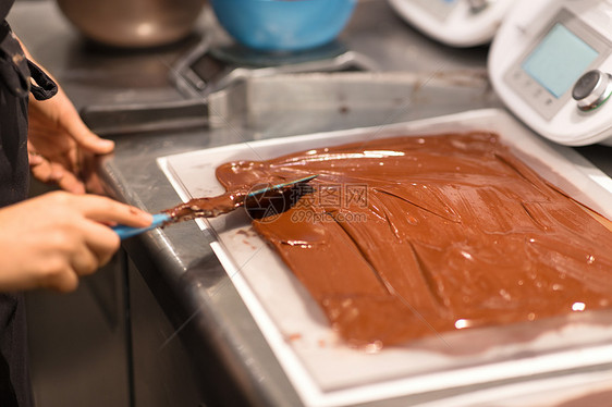 生产,烹饪人们的糖果师糖果店制作巧克力糖果糖果师糖果店巧克力甜点图片