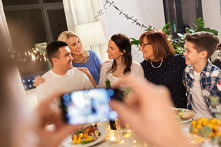 快乐的家庭举行晚餐聚会图片