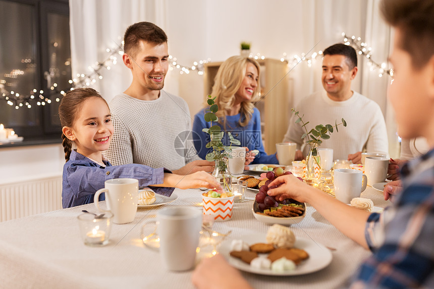 庆祝,节日人们的幸福的家庭家里举行茶会幸福的家庭家里举行茶话会图片