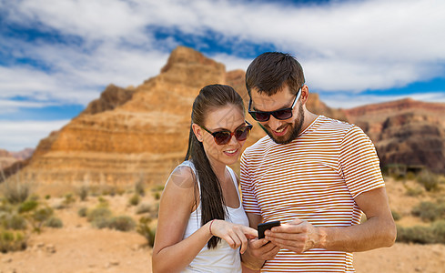 人,技术生活方式的快乐的夫妇与智能手机夏天夏天智能手机的幸福夫妇图片