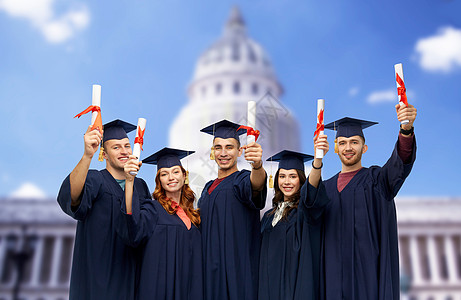 教育,毕业人的群快乐的研究生迫击炮板学士学位礼服与文凭超过白色背景毕业生文凭的迫击炮板上图片