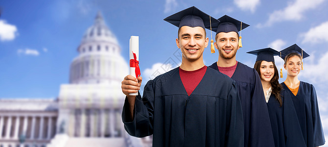 教育,毕业人的群快乐的研究生砂浆板学士学位礼服与文凭以上的白色背景毕业于文凭的迫击炮板图片