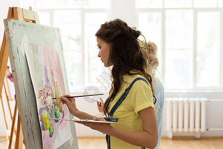 艺术学校,创造力人的妇女与画架,调色板画笔工作室艺术学校工作室画画画架的女人图片