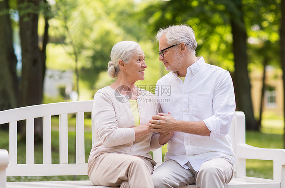 老,关系人的快乐的老夫妇坐长凳上的夏季公园快乐的老夫妇坐公园的长凳上图片