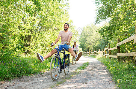 自行车,休闲生活方式的快乐的轻夫妇与自行车夏季公园夏天公园里自行车的快乐夫妇图片