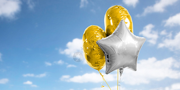 节日生日派装饰三个同形状的金属金银氦气球白色背景三个金色银色氦气球白色图片