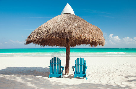 浪漫的度假热带海滩与两个太阳椅下帕拉帕热带海滩帕拉帕下的两把太阳椅图片