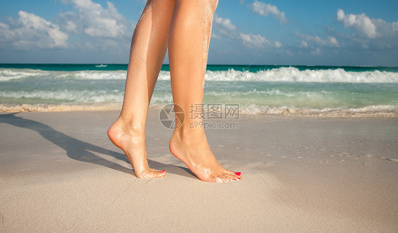 暑假足疗特写女腿行走异国情调的海滩沙滩海滩沙滩上行走的女人腿的特写图片