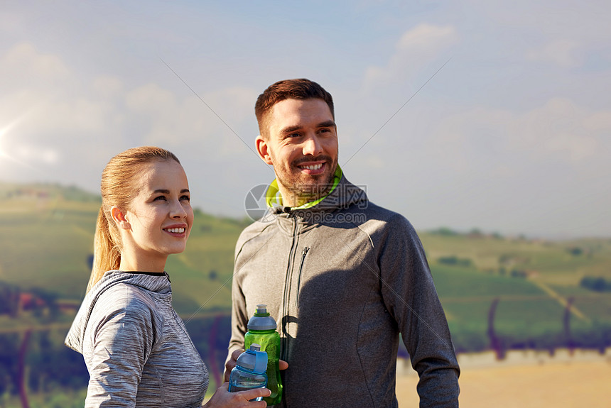‘~健身,运动人的微笑夫妇与瓶装水乡村景观背景户外运动后,带着瓶子的水  ~’ 的图片