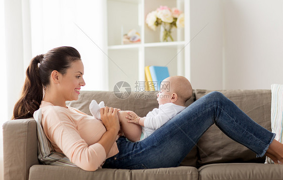 家庭,母亲人的快乐的母亲小男孩躺沙发上家快乐的母亲小男孩家里图片