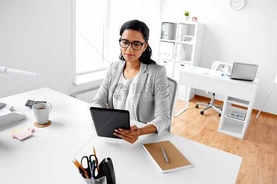 商业,技术人的印度女商人与平板电脑电脑办公室工作办公室里平板电脑的女商人图片
