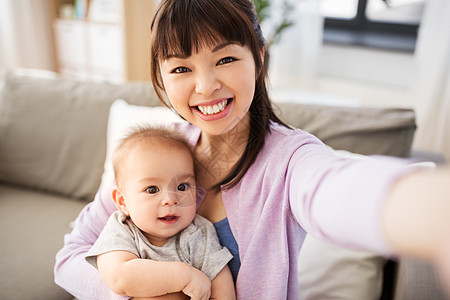 家庭父母人的快乐的亚洲母亲小儿子家里自拍亚洲母亲带着小儿子家自拍图片