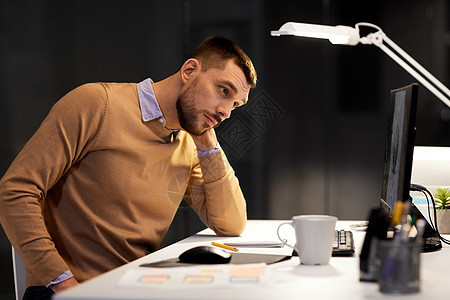 商业,截止日期技术男人与计算机工作夜间办公室电脑的人深夜办公室工作图片