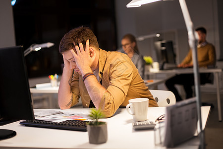 商业,截止日期技术强调的人看电脑器持领导夜间办公室晚上办公室电脑器的压力大的人背景图片