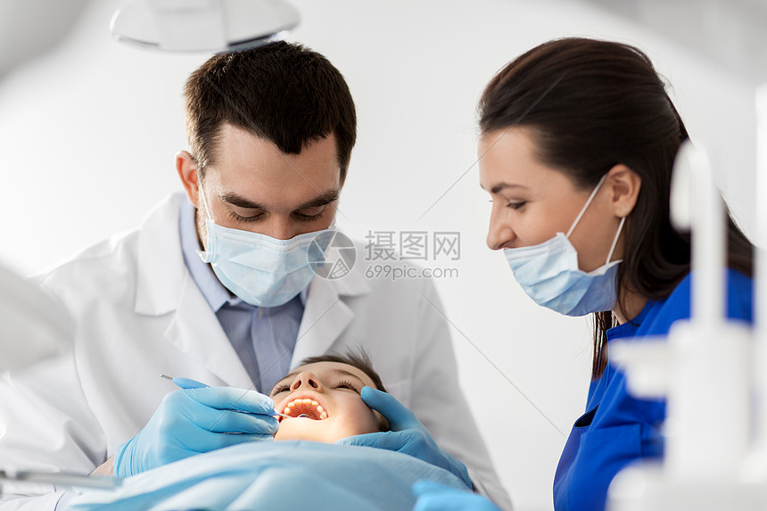 医学,牙科医疗保健牙科医生与口腔镜检查儿童牙齿牙科诊所牙科诊所检查儿童牙齿图片