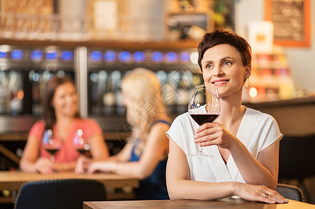人们,庆祝生活方式的快乐的中妇女喝红酒,餐馆酒吧聊天快乐的女人酒吧餐馆喝红酒图片