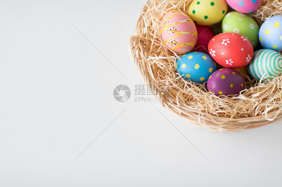 复活节,假日,传统象彩色鸡蛋柳条篮子白色背景篮子里彩色复活节彩蛋图片