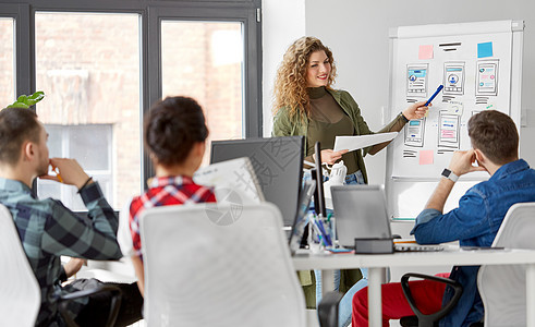 商业,技术人的妇女用户界挂图上的创意队办公室演示创意女办公室用户界图片