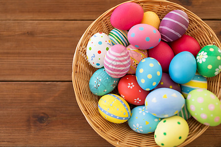 复活节,假日传统彩色鸡蛋篮子木制桌子上篮子里彩色复活节彩蛋图片