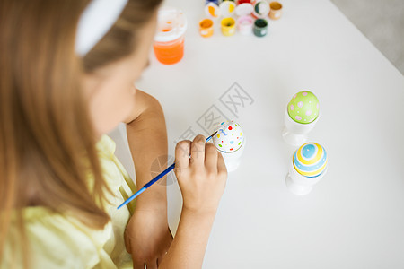复活节,假日人们的女孩着色鸡蛋用画笔用画笔女孩着色复活节彩蛋背景图片