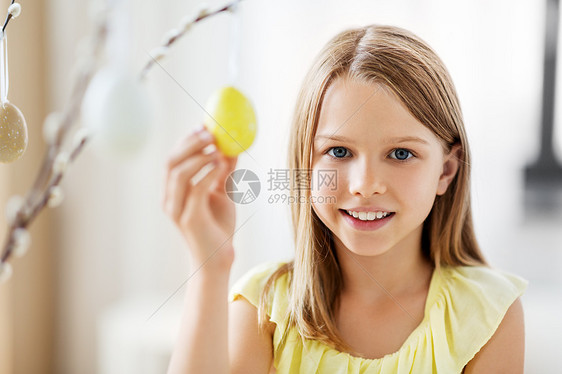 复活节,假日人们的快乐的女孩装饰柳树树枝玩具鸡蛋家里女孩家用复活节彩蛋装饰柳树图片