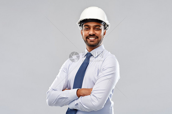 建筑,建筑业务建筑微笑的印度建筑师商人戴着灰色背景的头盔印度建筑师戴头盔的商人图片