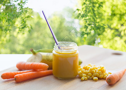 婴儿食品,健康饮食营养璃罐泥与胡萝卜,香蕉玉米木板上绿色自然背景水果蔬菜的纯净物婴儿食品图片