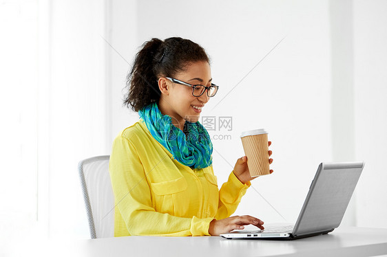 商业人的快乐的创造非裔美国妇女,用笔记本电脑办公室喝外卖咖啡办公室里咖啡笔记本电脑的创造力的女人图片