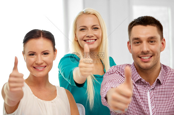 商业人的快乐的创意队办公室竖大拇指快乐的创意队办公室竖大拇指图片