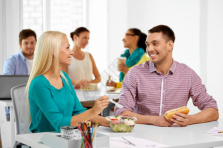 公司,沟通人的快乐的同事办公室吃午饭吃饭快乐的同事办公室吃午饭吃饭图片
