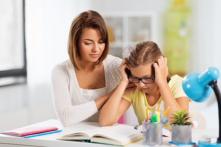教育家庭学观念母亲家帮助女儿完成困难的家庭作业任务母亲帮助女儿困难的家庭作业图片