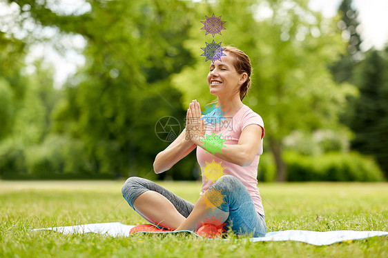 健身,瑜伽健康的生活方式快乐的女人冥想夏季公园与七个脉轮符号快乐的女人夏天的公园冥想图片