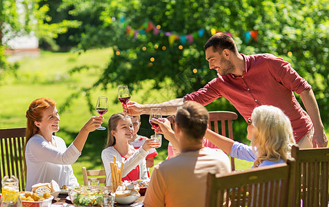 休闲,假日人们的快乐的家庭,举行节日晚餐夏季花园聚会庆祝快乐的家庭吃晚饭夏季花园派图片