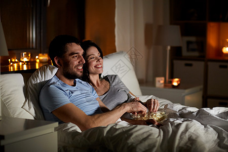 人,家庭休闲夫妇与爆米花晚上家看电视夫妇晚上家看电视吃爆米花图片