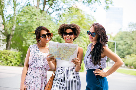 旅游,旅游友谊的快乐的旅游妇女朋友街道上的夏季城市夏天城市街道上的快乐女人图片