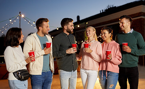 休闲,庆祝人们的快乐的朋友与饮料屋顶聚会晚上屋顶派上喝酒的朋友图片