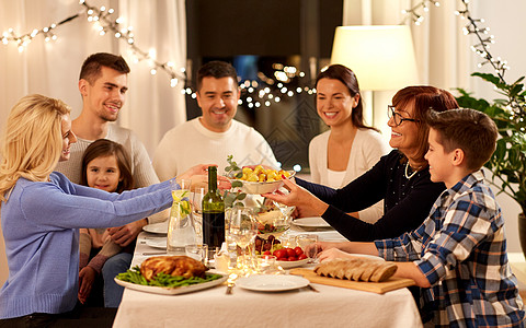 家庭晚餐庆祝,节日人们的幸福的家庭家里举行晚餐聚会幸福的家庭家里举行晚宴背景