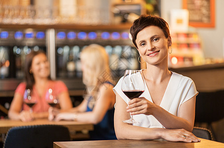 人们,庆祝生活方式的快乐的中妇女喝红酒,餐馆酒吧聊天快乐的女人酒吧餐馆喝红酒图片
