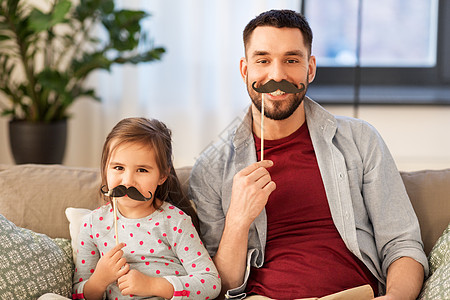 家庭,童父亲的快乐的父亲小女儿与胡子派道具家里玩得开心胡子的父亲女儿玩得很开心图片
