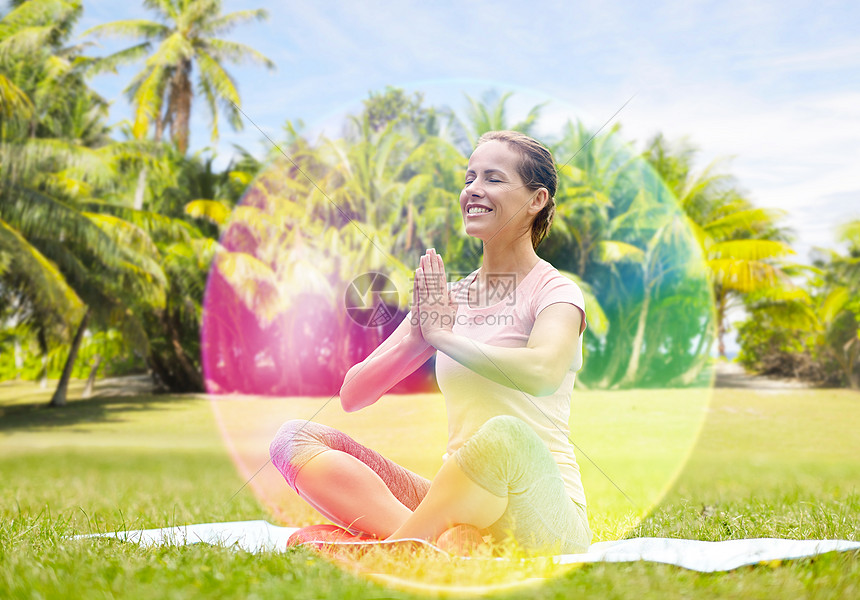 健身,瑜伽健康的生活方式快乐的女人冥想夏季公园彩虹光环圈快乐的女人夏季公园冥想光环图片